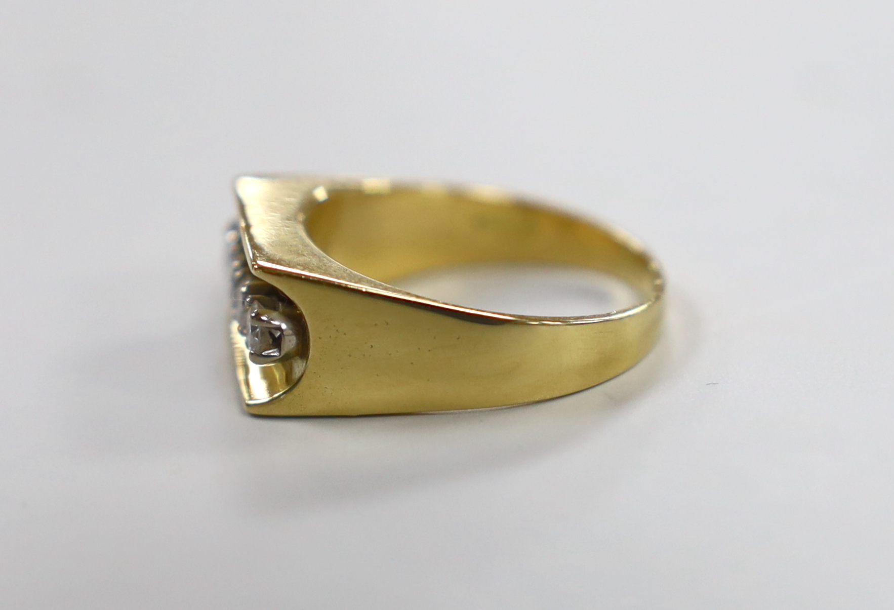 A modern 18ct gold and four stone diamond set dress ring, size Q/R, gross weight 10.6 grams.